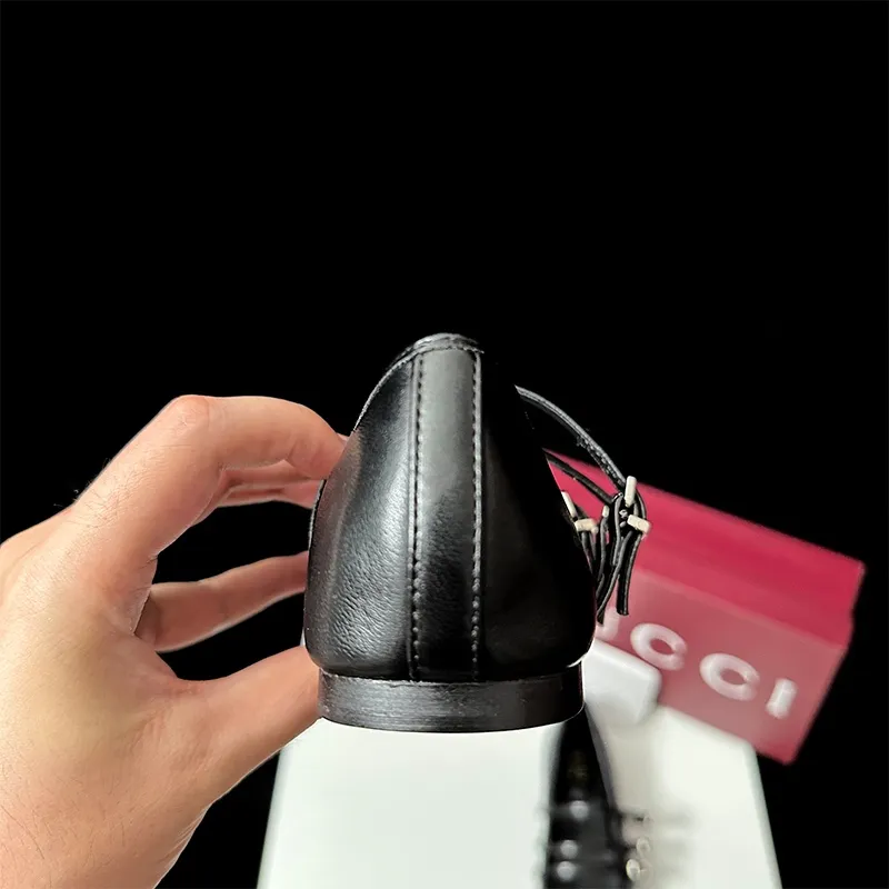 👟👟Ex-factory price 520👟👟Ex-factory price 40👟👟Ex-factory price 50 Gucci Gucci cheat Mary Jane is here, Sabato’s first hot item is here!  👟👟The latest horsebit buckle with ex-factory price of 50 has a Mary Jane French retro feel. It is so charming and charming at first sight. It shows whiteness and elegance~Whether it is paired with a skirt, it still has a feminine look~ The ballet shoes are stable for walking and can increase the height of the legs. It continues the essence of elegance and conveys the hot love~Double diamond buckle. Everyone can't put it down. Meet everyone's needs. As always, vivo's beautiful and moving soft leather with classic and generous buckles easily presents a summer romantic style, hidden with full red hearts, full of love every step of the way. Material: Imported original silk💰/Imported cowhide Lining: Imported sheepskin Hardware: Original molded horsebit Sole: Original genuine leather outsole Size: #35-41 (40 41 customized)
